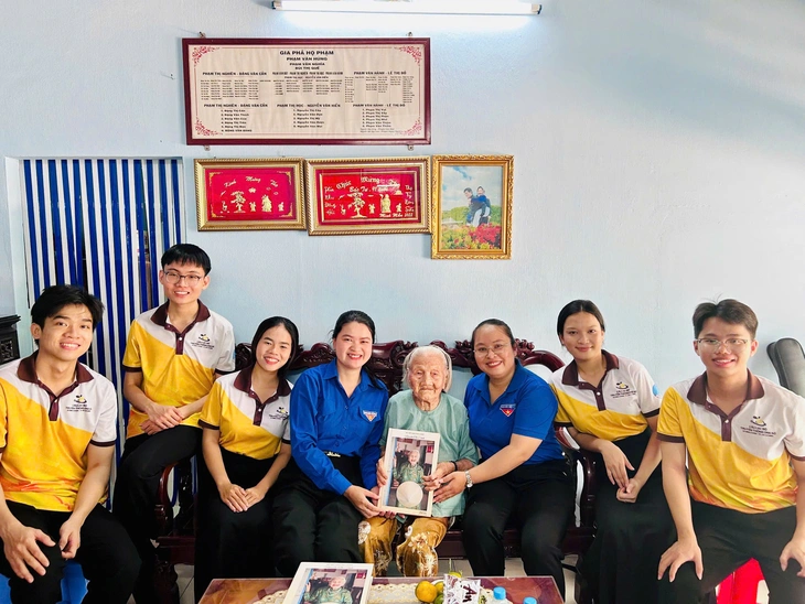 Album ảnh chân dung tặng Mẹ Việt Nam Anh hùng từ tấm lòng người trẻ - Ảnh 2.