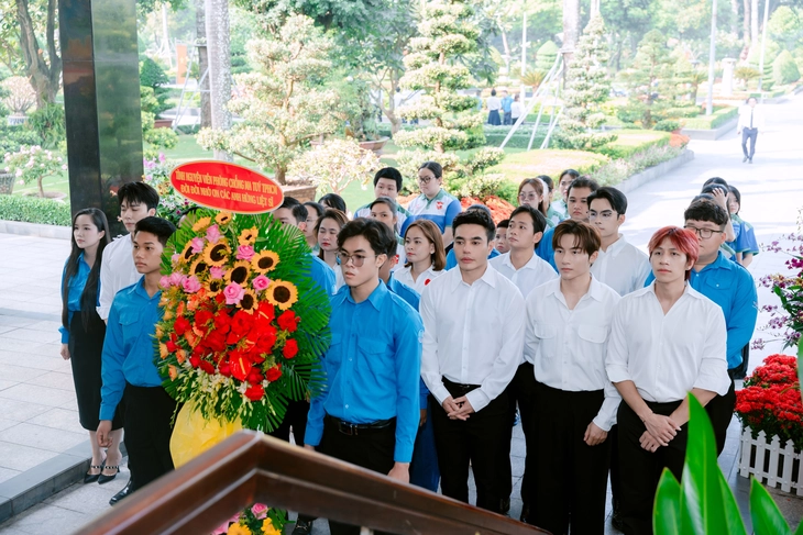 Nghệ sĩ, KOL tình nguyện viên phòng, chống ma túy TP.HCM dâng hương tưởng niệm Anh hùng liệt sĩ - Ảnh 1.