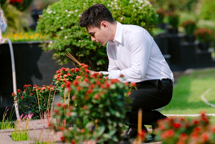 Nghệ sĩ, KOL tình nguyện viên phòng, chống ma túy TP.HCM dâng hương tưởng niệm Anh hùng liệt sĩ - Ảnh 3.