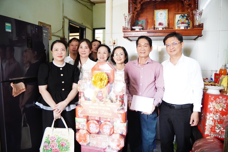 Lãnh đạo TP.HCM thăm, tri ân gia đình chính sách tiêu biểu nhân ngày 27-7 - Ảnh 1.