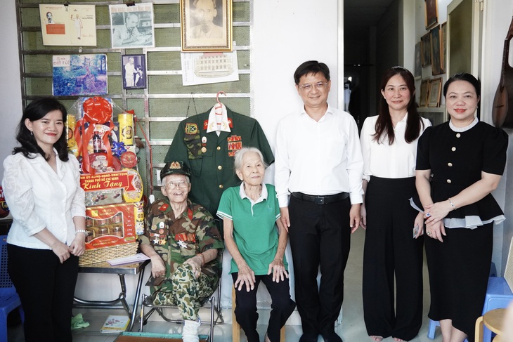 Lãnh đạo TP.HCM thăm, tri ân gia đình chính sách tiêu biểu nhân ngày 27-7 - Ảnh 1.