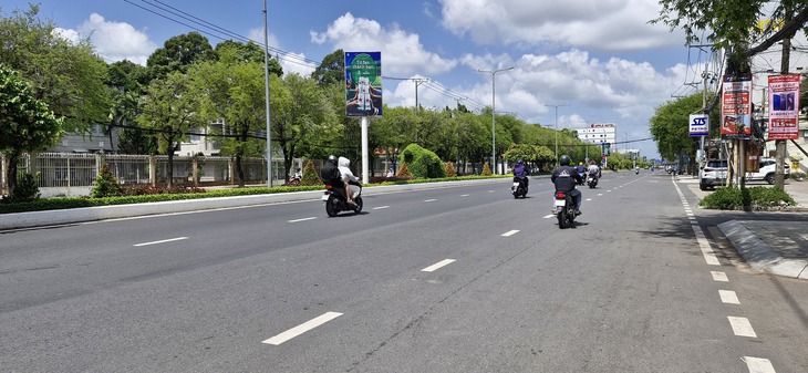 Cần Thơ thí điểm tách làn đường riêng và kẻ vạch mắt võng - Ảnh 1.