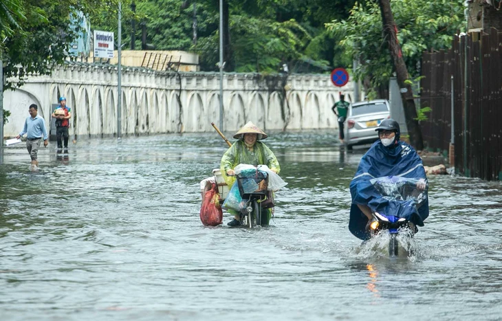 Dự báo Hà Nội mưa dông giờ tan tầm, Bắc và Nam Bộ mưa lớn - Ảnh 1.