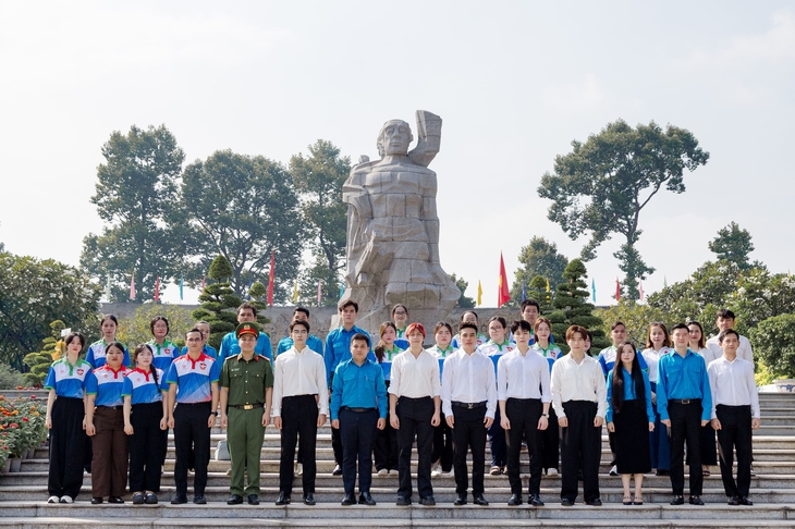 Nghệ sĩ, KOL tình nguyện viên phòng, chống ma túy TP.HCM dâng hương tưởng niệm Anh hùng liệt sĩ - Ảnh 2.