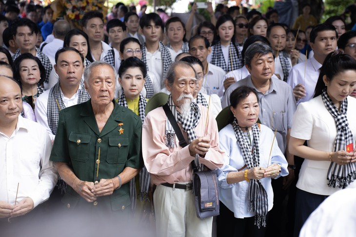 Hơn 100 văn nghệ sĩ nghẹn ngào hát giữa nơi tìm thấy hài cốt liệt sĩ ở công viên Lê Thị Riêng - Ảnh 2.