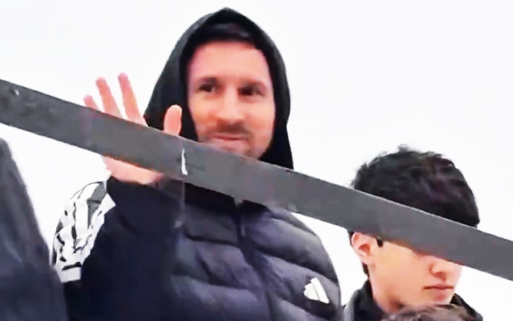 Bạn gái Senesi vô tình hé lộ món quà Messi tặng đồng đội sau World Cup 2026 - Ảnh 2.