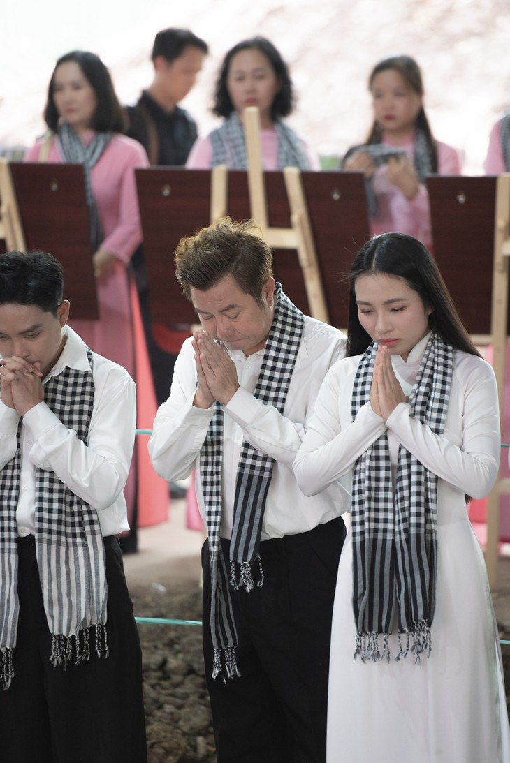 Hơn 100 văn nghệ sĩ nghẹn ngào hát giữa nơi tìm thấy hài cốt liệt sĩ ở công viên Lê Thị Riêng - Ảnh 5.