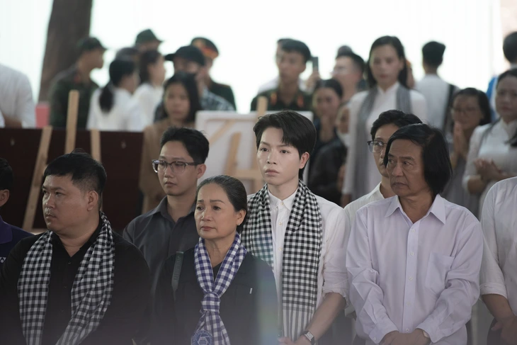 Hơn 100 văn nghệ sĩ nghẹn ngào hát giữa nơi tìm thấy hài cốt liệt sĩ ở công viên Lê Thị Riêng - Ảnh 4.