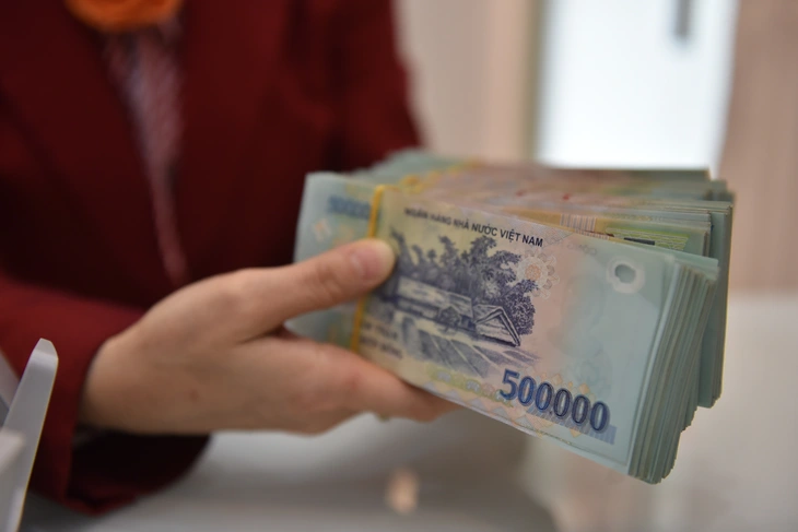 Lãi vay mua nhà chạm ngưỡng 16%/năm, người vay lo 'không gồng nổi' - Ảnh 1.