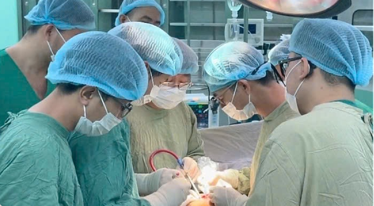 Bệnh viện Nhân dân 115 giúp Bệnh viện Đa khoa Bà Rịa làm chủ kỹ thuật phẫu thuật tạo hình khuyết hổng phần mềm diện rộng - Ảnh 1.