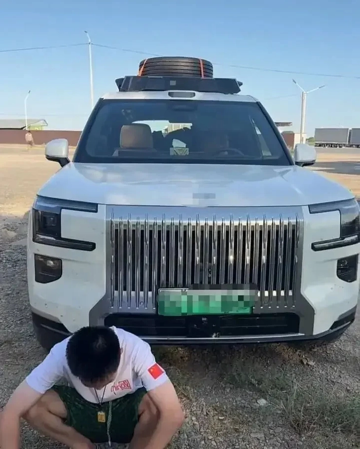 Lái xe Trung Quốc đi du lịch thế giới bất ngờ bị 'khóa' giữa đường, hãng phải lên xin lỗi - Ảnh 2.