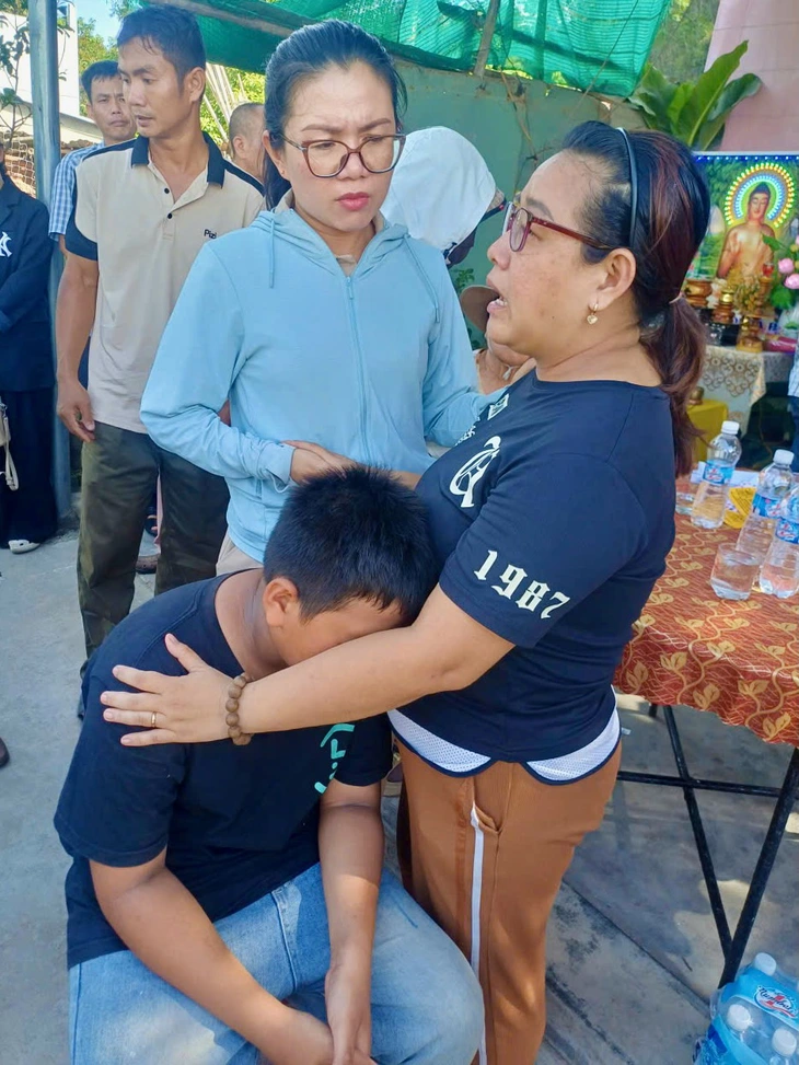 Vụ vợ chồng già đi mò hến chết đuối, ông bà cứu cháu rồi chìm giữa dòng sông - Ảnh 2.