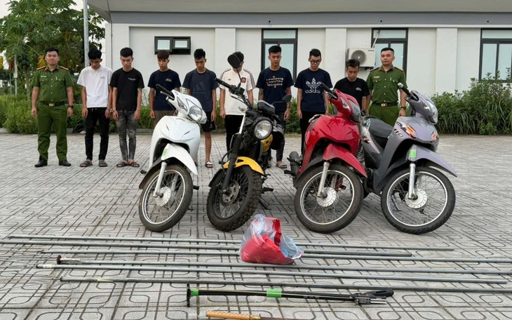 Công an ngăn chặn 2 nhóm thanh thiếu niên mang phóng lợn, vỏ chai bia trên đường - Ảnh 4.