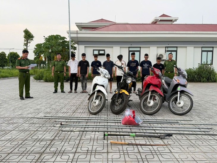 Khởi tố 27 người đua xe, cầm hung khí 'diễu phố' - Ảnh 1.