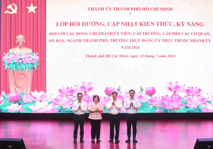  TP.HCM cần cải cách mô hình quản trị để trở thành 'tâm chấn phát triển' của vùng - Ảnh 1.