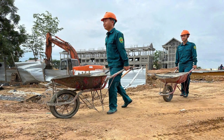 Căng bạt dầm mưa, nỗ lực đưa trường nội trú vùng biên Lâm Đồng về đích - Ảnh 4.