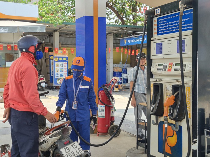 Xăng dầu tăng lại lo lạm phát: Cần tiếp tục giảm thuế hỗ trợ người dân - Ảnh 1.