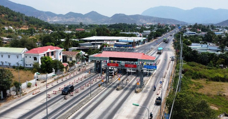 Trạm thu phí Cam Thịnh vẫn ‘phớt lờ’ miễn, giảm phí cho dân - Ảnh 1.