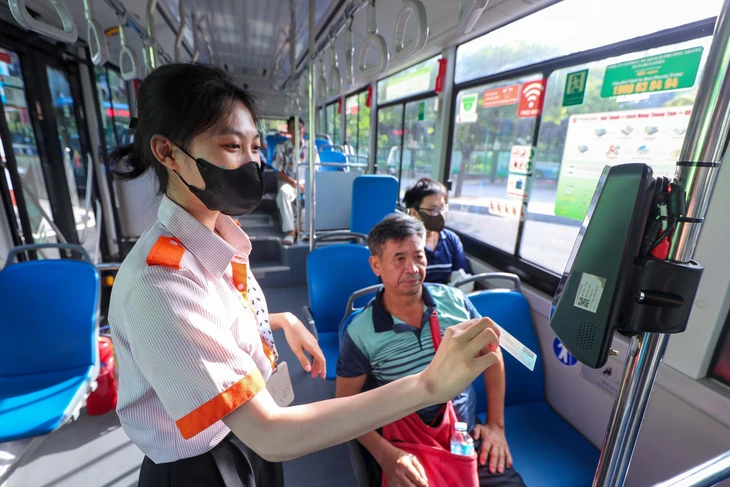 Người dân TP.HCM đi xe buýt miễn phí còn được bốc thăm trúng thưởng tại 6 bến xe - Ảnh 1.