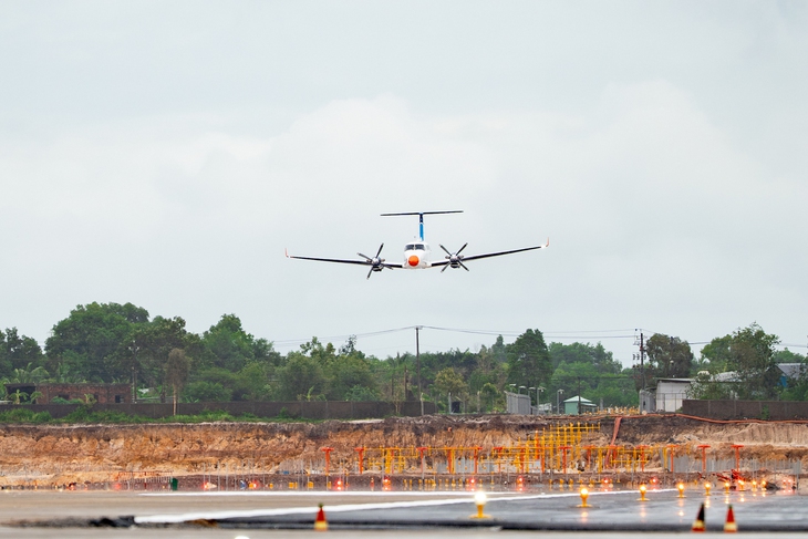 Dù mưa nhưng chuyến bay hiệu chuẩn trên đường băng số 2 ở sân bay Phú Quốc thành công - Ảnh 1.