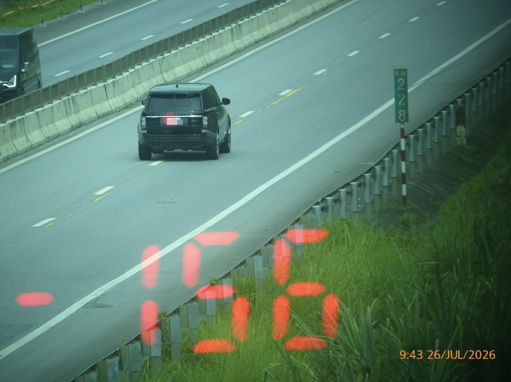Nữ tài xế lái Range Rover chạy 156km/h trên cao tốc, gần gấp đôi tốc độ cho phép - Ảnh 1.
