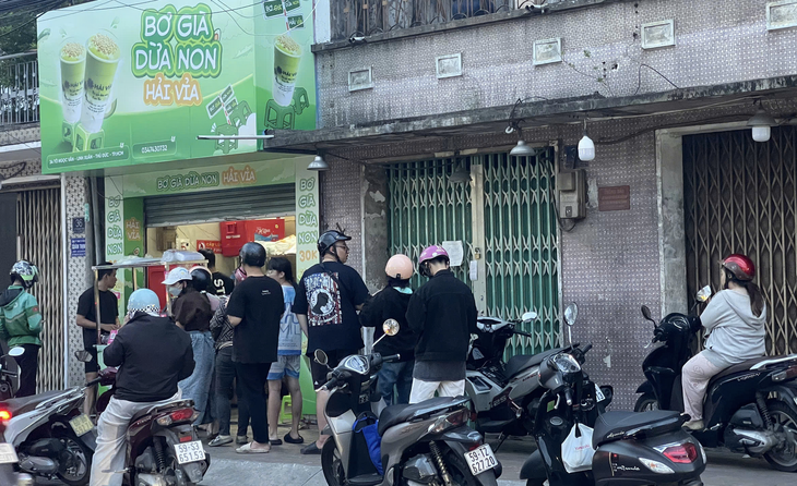 Từ sữa tuyết đến bơ già dừa non: Vì sao người trẻ chấp nhận xếp hàng để mua? - Ảnh 1.