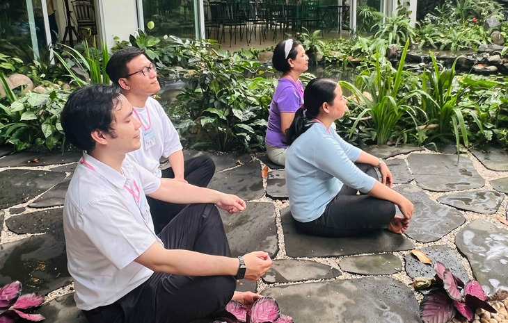 'Ốc đảo' ở TP.HCM giúp bạn trẻ thư giãn tinh thần, viết giải tỏa, đi trên sỏi… - Ảnh 2.