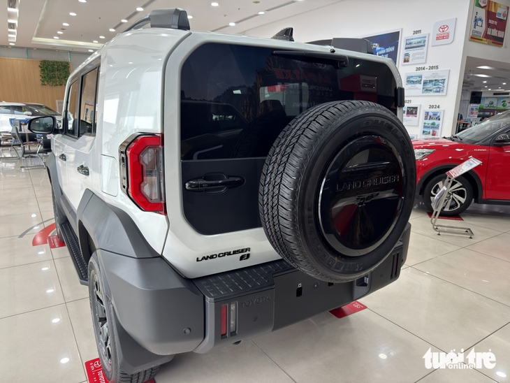 Toyota Land Cruiser FJ ra mắt Việt Nam, gi&aacute; 1,198 tỉ đồng, động cơ tương tự Fortuner - Ảnh 7.