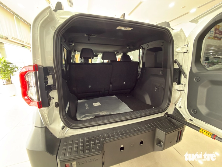 Toyota Land Cruiser FJ ra mắt Việt Nam, gi&aacute; 1,198 tỉ đồng, động cơ tương tự Fortuner - Ảnh 8.