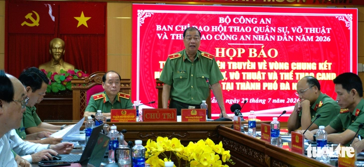  Lần đầu thi bắn súng ban đêm, vượt vật cản dành cho nữ - Ảnh 1.