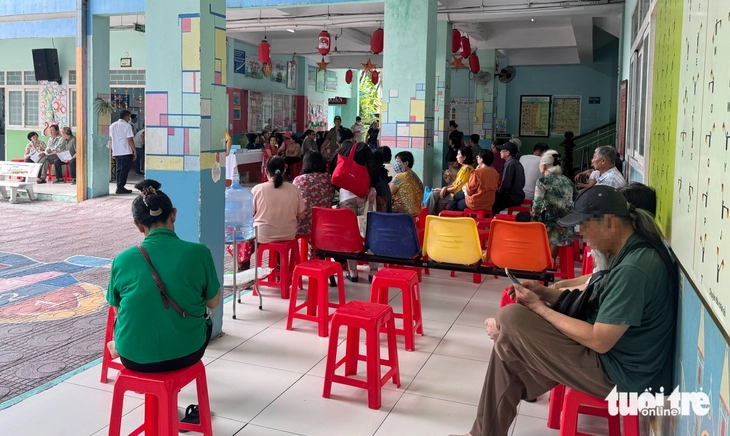 Chỉ dưới 3% người dân được khám sức khỏe, hai phường Tân Hiệp và Bến Thành nói gì? - Ảnh 1.
