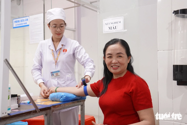 Chỉ dưới 3% người dân được khám sức khỏe, hai phường Tân Hiệp và Bến Thành nói gì? - Ảnh 2.