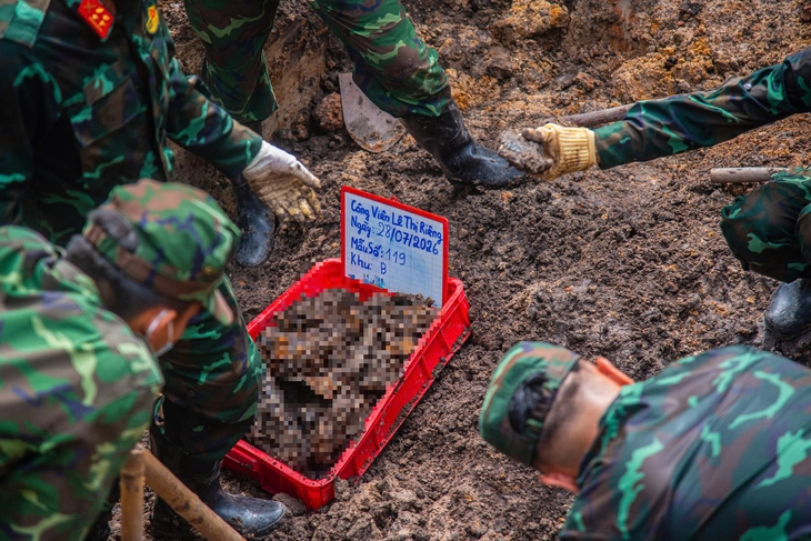 Dầm mưa đội nắng tìm thêm 19 bộ hài cốt liệt sĩ tại công viên Lê Thị Riêng - Ảnh 2.