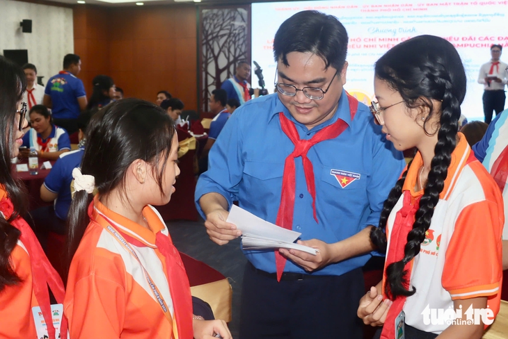 Lãnh đạo TP.HCM gặp gỡ, chiêu đãi thiếu nhi 3 nước Việt Nam - Lào - Campuchia - Ảnh 3.