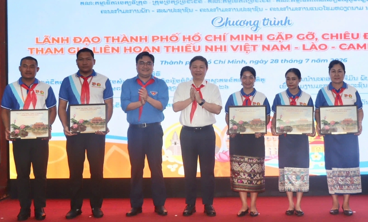 Lãnh đạo TP.HCM gặp gỡ, chiêu đãi thiếu nhi 3 nước Việt Nam - Lào - Campuchia - Ảnh 2.