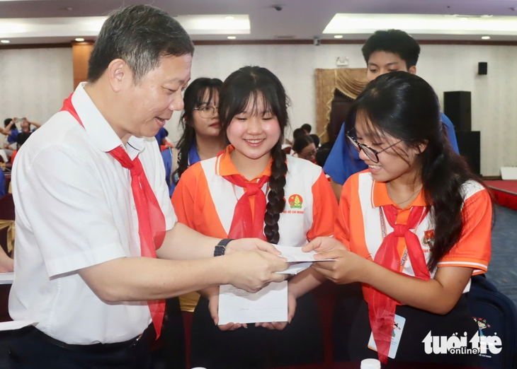 Lãnh đạo TP.HCM gặp gỡ, chiêu đãi thiếu nhi 3 nước Việt Nam - Lào - Campuchia - Ảnh 1.