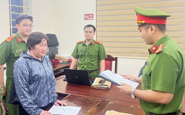 Dựng 'lò' in ấn giấy tờ giả ở Campuchia rồi đưa về Việt Nam tiêu thụ - Ảnh 2.