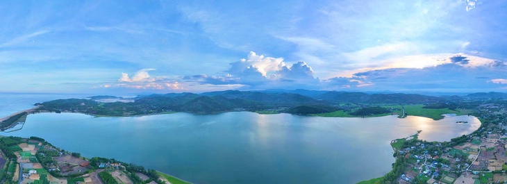 Đầm nước ngọt sát biển đẹp như tranh ở Quảng Ngãi - Ảnh 2.