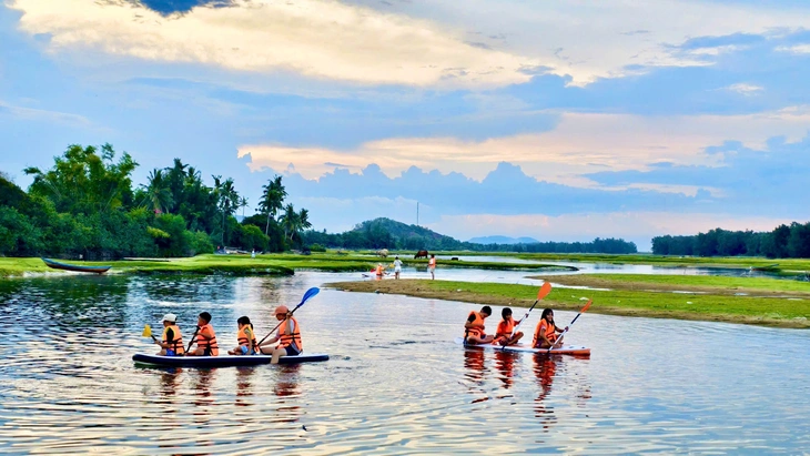 Đầm nước ngọt sát biển đẹp như tranh ở Quảng Ngãi - Ảnh 8.