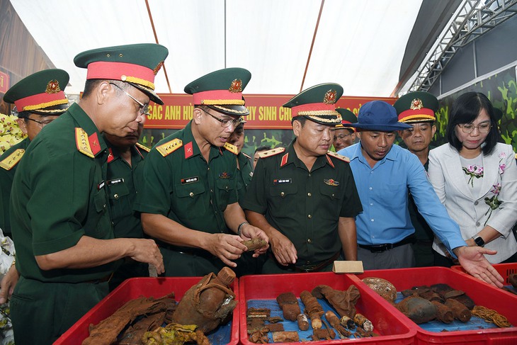 Chính ủy Quân khu 7 thăm, động viên cán bộ, chiến sĩ tìm kiếm, quy tập hài cốt liệt sĩ ở Đồng Nai - Ảnh 1.