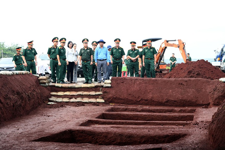 Chính ủy Quân khu 7 thăm, động viên cán bộ, chiến sĩ tìm kiếm, quy tập hài cốt liệt sĩ ở Đồng Nai - Ảnh 2.