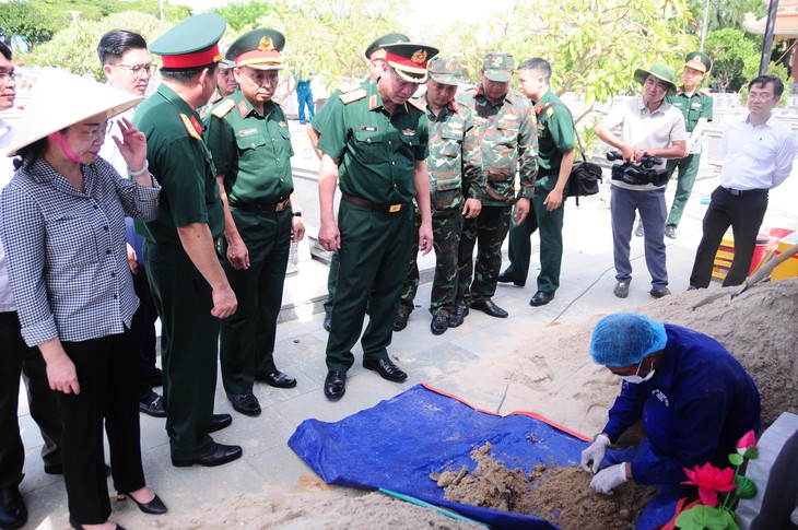  Vượt mọi khó khăn, tập trung tối đa để thu nhận mẫu ADN, xác định thông tin liệt sĩ - Ảnh 1.
