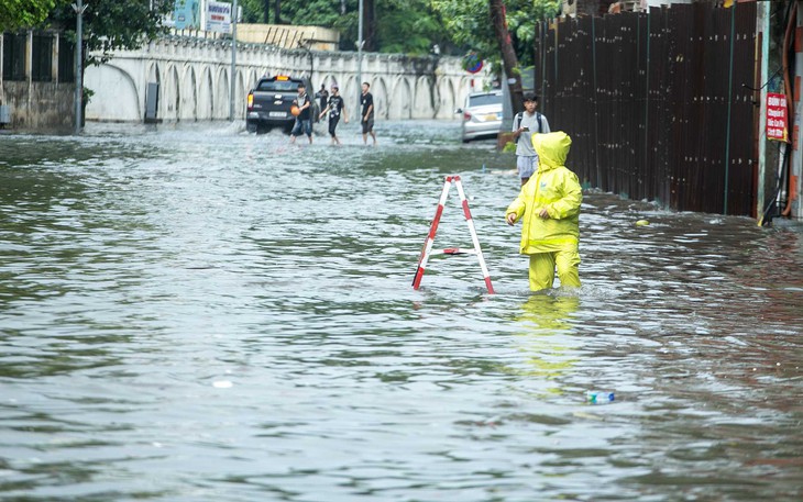 TP.HCM mưa lớn kéo dài, nhiều đường ngập nặng  - Ảnh 8.