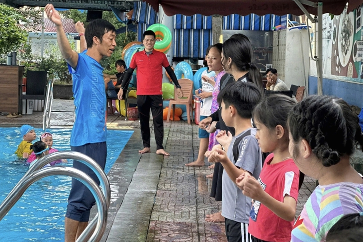 Dạy bơi miễn phí dịp hè tại TP.HCM: Con thêm kỹ năng, phụ huynh bớt lo - Ảnh 3.
