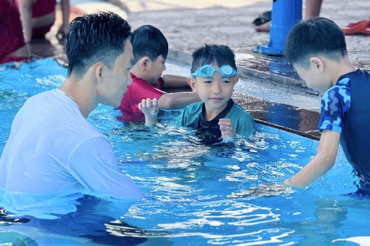 Dạy bơi miễn phí dịp hè tại TP.HCM: Con thêm kỹ năng, phụ huynh bớt lo - Ảnh 4.