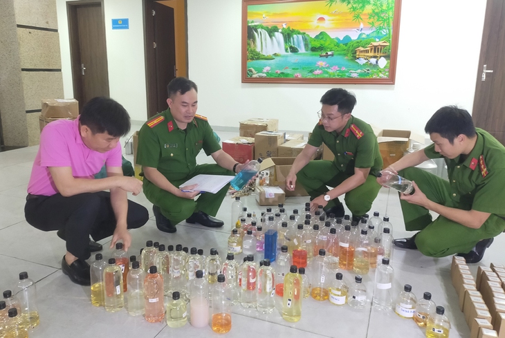 Thủ đoạn của nhóm trộn hóa chất với cồn, nước cất để làm nước hoa giả - Ảnh 2.