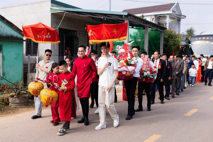 Quảng Trị khuyến khích đặt hoa và trồng cây ở nghĩa trang trong ngày cưới - Ảnh 1.