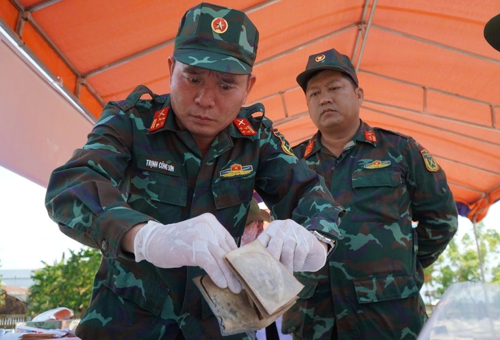 Phát hiện chiếc ví có hai bức ảnh trong mộ liệt sĩ, ai cũng đầy hy vọng tìm người thân cho anh - Ảnh 1.