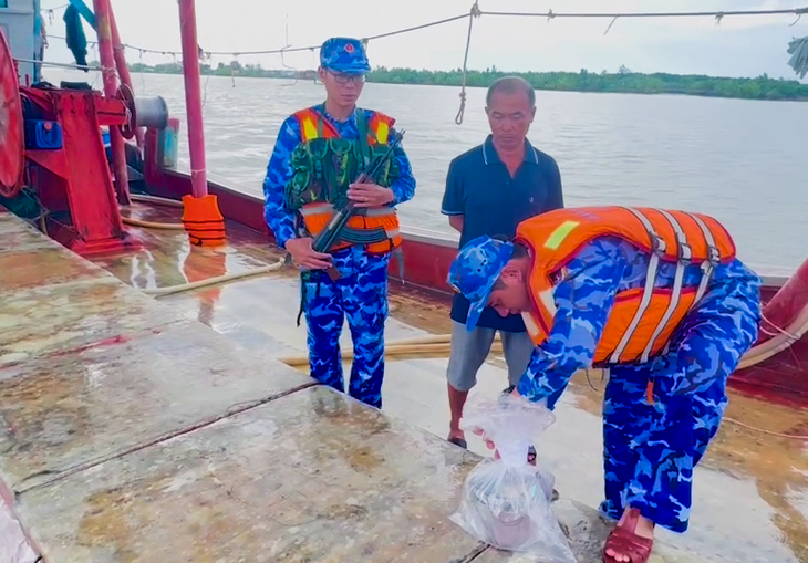 Tàu cá vẽ biển số giả bị Cảnh sát biển 4 bắt giữ , vận chuyển 50 tấn cá trái phép - Ảnh 1.