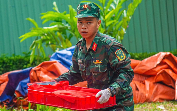 Đắp đê bao, bơm hút nước, mở rộng khu vực tìm kiếm ra sát mép bờ hồ tại công viên Lê Thị Riêng - Ảnh 6.